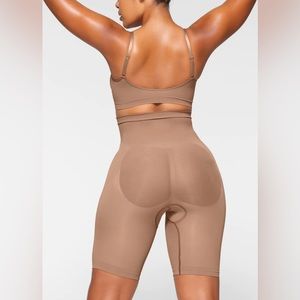 ★ SOLD ★ NWOT SKIMS Seamless Sculpt High-Waisted Above the Knee Short Size XXS